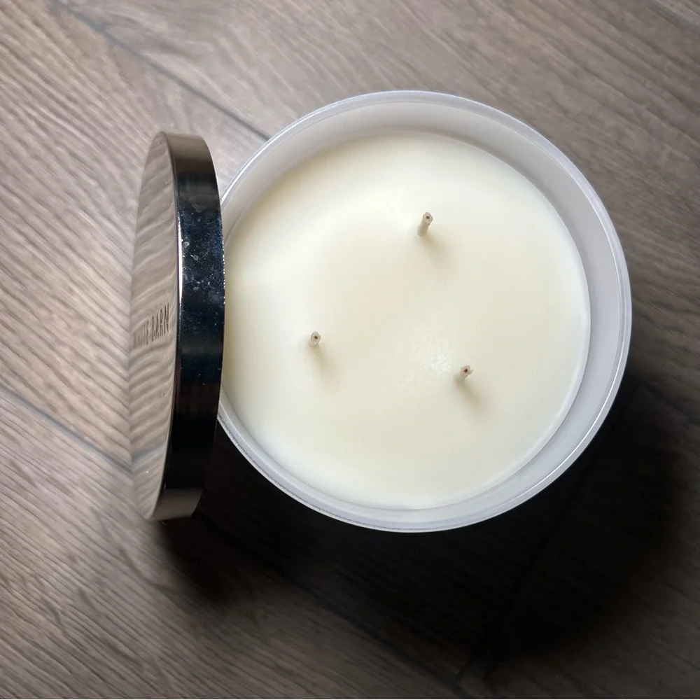 New Bath & Body Works 3-Wick Candle in Snowflakes & Cashmere - Picture 4 of 4